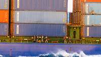 Soldaten auf dem Seitengang eines Containerschiffes