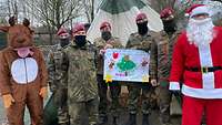 Die verkleideten Soldaten stehen nebeneinander und halten gebastelte Geschenke der Kinder in der Hand.