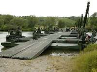 Die Schwimmbrücken Amphibie M3 schaffen einen Brückenschlag über den Fluss.