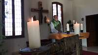 Diakon Manfred Lang am Altar beim Standortgottesdienst
