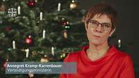 Ministerin Kramp-Karrenbauer spricht vor einem Weihnachtsbaum