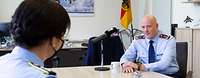 Der Inspekteur der Luftwaffe, Generalleutnant Gerhartz, sitzt an einem Konferenztisch im Interview mit unserer Redakteurin. 