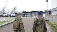 Zwei Soldaten stehen vor dem Krankenhaus Buchen, das ein einstöckigen Eingang hat