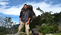 Axel Schönborn macht ein Erinnerungsfoto im Nationalpark