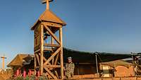 Ein Soldat steht an einem Glockenturm mit einem Seil in der Hand und läutet die Glocken in der Martinskirche