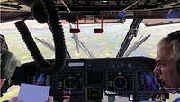 Zwei Piloten im Cockpit eines Hubschraubers gehen während des Fluges eine Checkliste durch