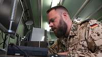 Ein Soldat führt Wartungsarbeiten an einem Funkgerät durch