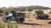 Zwei Einsatzfahrzeuge in der Wüste