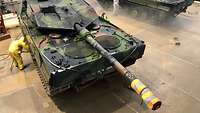 In einer Waschhalle werden zwei Kampfpanzer Leopard gereinigt 