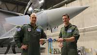 Der alte und der neue Kontingentführer stehen vor einem Eurofighter.