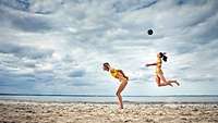 Zwei Sportlerinnen auf einem Strand