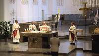 Bischof Jung und andere Priester am Altar während des Gottesdienstes zum Weltfriedenstag