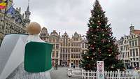 Engel auf dem Grand Place mit Weihnachtsbaum