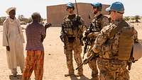 Deutsche Soldaten sprechen mit Einheimischen eines Dorfes in Mali.