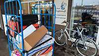 Ein blauer Gitterrollwagen mit Spenden für die "Bremer Suppenengel"