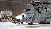 Deutsche Soldaten steigen in den US-Transporthubschrauber CH-53E Super Stallion