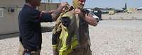 Firefighter-Anzug wird von Radio-Andernach-Techniker mithilfe eines Feuerwehrmanns angezogen