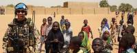 Ein Objektschuetzer in Gao, Mali umgeben von Kindern.