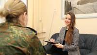 Truppenpsychologin Sophia Kuhn im Gespräch mit einer Soldatin