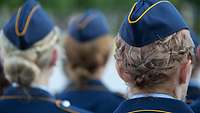 Frauen und Männer in Luftwaffenuniform von hinten