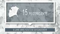 Grauer Polygon Hintergrund darauf ein Gingko Blatt, die Texte 15 Pilotprojekte und 50 Jahre Umweltschutz bei der Bundeswehr.