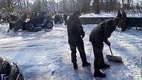 Soldaten helfen bei der Schneeräumung mit