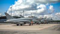 Eurofighter stehen in einer Reihe auf der Air Base.