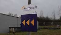 Ein Hinweisschild mit dem Aufdruck Impfzentrum Bundeswehr