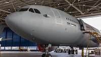 Ein Airbus A330 steht in einem Hangar.