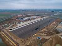 Das Luftbild zeigt die Baustelle mit dem Vorfeld, den Hangarplätzen und dem Staffelgebäude in Évreux.