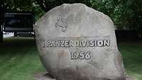 Ein Gedenkstein mit der Aufschrift „1. Panzerdivision 1956“ sowie einem steigenden Pferd in Hannoverer