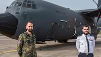 Oberstleutnant Armin Braun steht mit dem französischen Technischen Offizier vor einer C-130J.