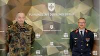 Zwei Generale der Bundeswehr stehen vor einer Werbewand.