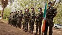 Irische Soldaten am St. Patrick's Day in Mali mit einer Fahne