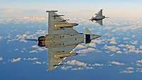 Zwei Eurofighter in der Luft, trainieren den Kampf einer gegen einen