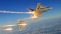 Auch in der Luft ein Team: Die Eurofighter-Piloten mit ihrem Waffensystem