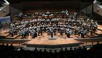 Blick in einen Konzertsaal mit Musikern