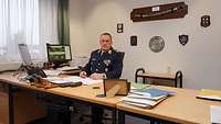 Ein Soldat sitzt am Schreibtisch