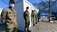 Soldaten an der Teststation an der Grenze zu Österreich.