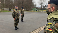 Ojda steht vor seiner Truppe im "Still gestanden".