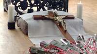Bei der ökumenischen Feier des Leidens und Sterbens Jesu wurden Rosen am Kreuz niedergelegt.