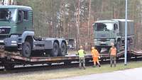 Lkw fährt auf Bahnwagon