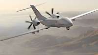 Eine Drohne fliegt über Wüstengebirge