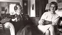 General Johannes Steinhoff sitzt mit seiner Frau auf dem Sofa