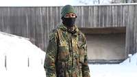 Ein Soldat steht im Schnee im Portrait