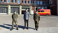 Gruppenbild der drei genannten Soldaten.