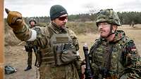 Zwei Soldaten im Gespräch vor einer Zielscheibe auf den Truppenübungsplatz