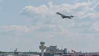 Ein Flugzeug startet auf dem Flughafen Berlin Tegel.