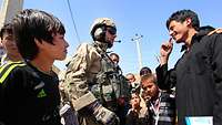 Ein Soldat unterhält sich mit afghanischen Zivilisten