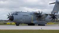 Ein Airbus A400M auf der Start- und Landebahn.